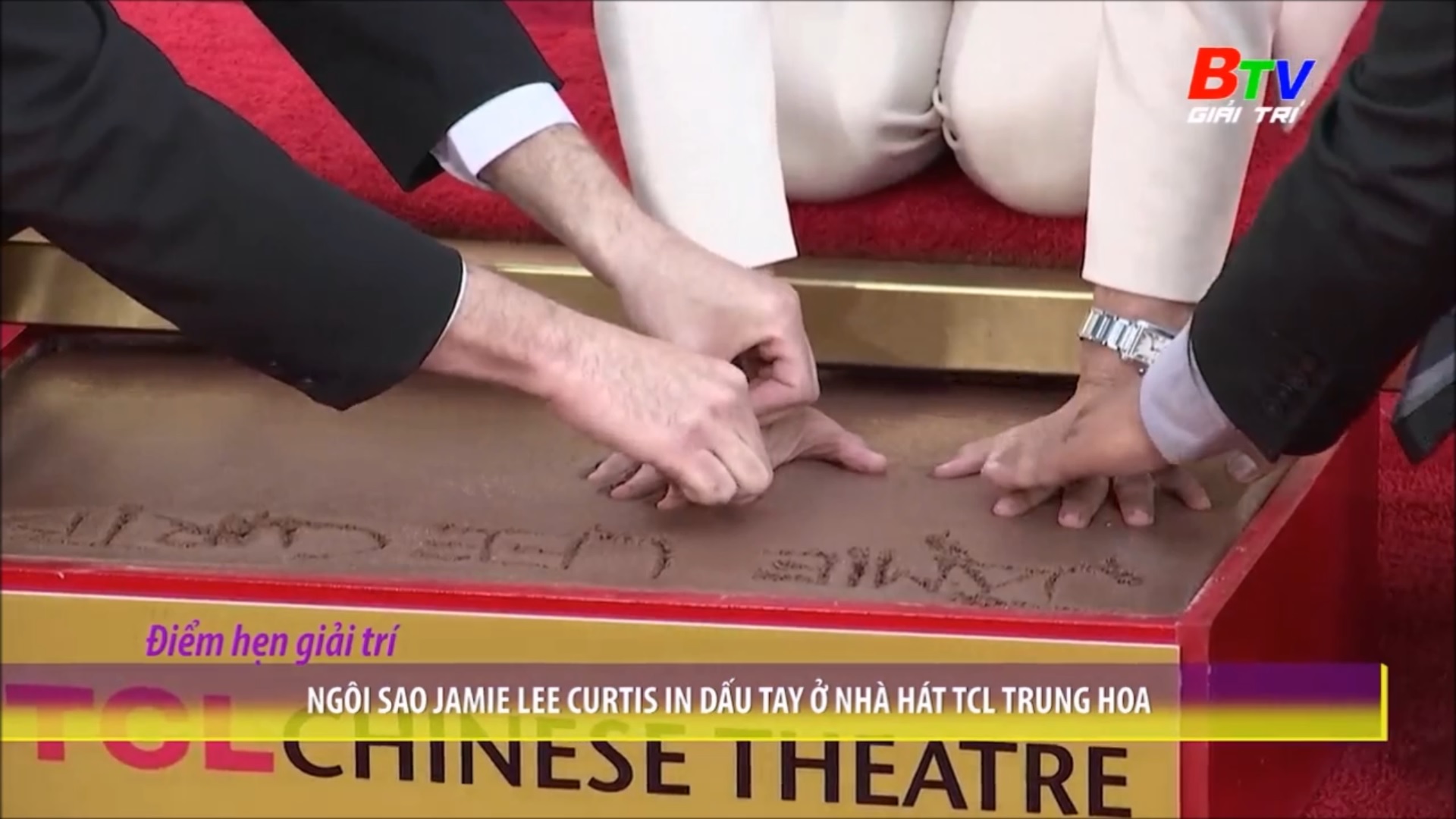 Ngôi sao Jamie Lee Curtis in dấu tay ở nhà hát TCL Trung Hoa